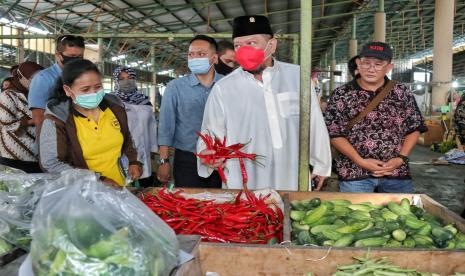 Ketua DPD RI saat meninjau Pasar Induk Puspa Agro di Sidoarjo, Jawa Timur, beberapa waktu lalu.