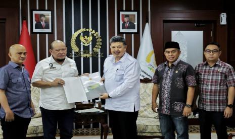 Ketua DPD saat menerima audiensi Walikota Solok Zul Elfian Umar, Jumat (21/5/2021) di kantor DPD RI, Komplek Parlemen Senayan, Jakarta.