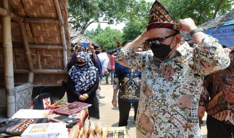 Ketua DPD saat menghadiri Launching Pogram Desa Emas Bersama Satmakura di MS Town Beach, Pantai Mutun Kabupaten Pesawaran, Lampung, Sabtu (4/9)