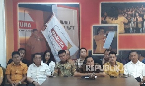 Ketua DPD Sumatera Barat Partai Hanura Marlis beserta perwakilan DPD lainnya memberikan keterangan pers di Kantor DPP Hanura, Cipayung, Jakarta Timur, Selasa (16/1).