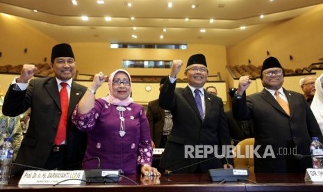 Ketua DPD terpilih Oesman Sapta Odang (kanan), bersama Mantan Ketua DPD Mohammad Saleh (kedua kanan) , wakil ketua DPD terpilih I Nono Sampono (kiri) dan Darmayanti (kedua kiri)saat menghadiri pelantikan Pimpinan DPD dalam Sidang Paripurna DPD RI di Kompleks Parlemen, Senayan, Jakarta, Selasa (4/4).