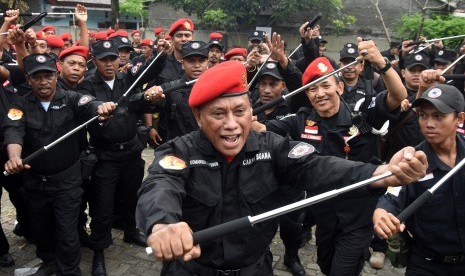 Ketua DPP Bidang Kehormatan PDI Perjuangan sekaligus Komandan Satgas Nasional Cakra Buana Komarudin Watubun (tengah) mempraktikkan alat pengaman bersama anggota satgas saat apel kesiap-siagaan jelang pilkada serentak di Kantor Sekretariat DPP PDI Perjuangan, Lenteng Agung, Jakarta, Selasa (18/4).