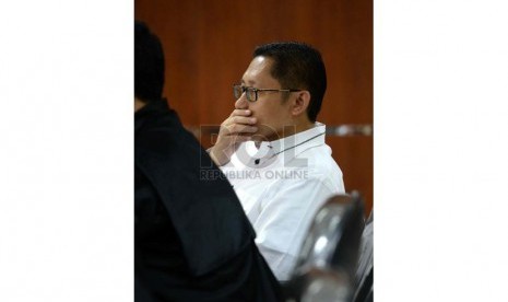 Ketua DPP Demokrat Anas Urbaningrum memerhatikan keterangan saksi ahli saat lanjutan sidang lanjutan dugaan suap kasus proyek Hambalang di Pengadilan Tipikor, Jakarta, Kamis (4/9). (Republika/ Wihdan)