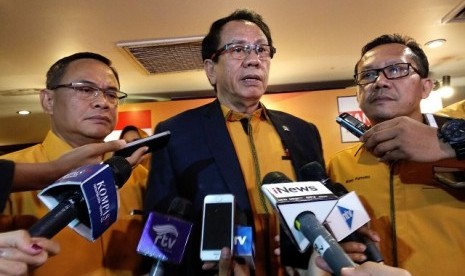 Ketua DPP Hanura Rufinus Hutauruk memberikan keterangan terkait pemberhentian Oesman Sapta Odang