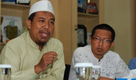 Ketua DPP HTI, Rohmat S Labib (kiri)