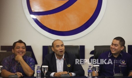 Ketua DPP Nasdem Taufik Basari, Ketua Korwil Partai Nasdem DKI Jakarta Viktor Leiskodat, dan Sekretaris DPW Partai Nasdem DKI Wibi Andrino saat melakukan deklarasi terkait dukungan partai Nasdem kepada Basuki Tjahaya Purnama (Ahok) di DPP Nasdem, Jakarta, 