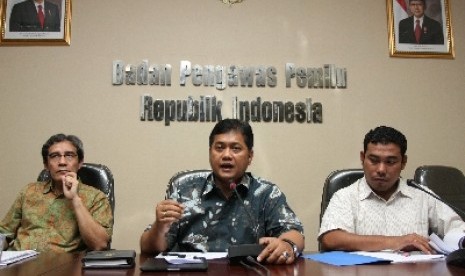 Ketua DPP PAN Viva Yoga Mauladi (tengah).