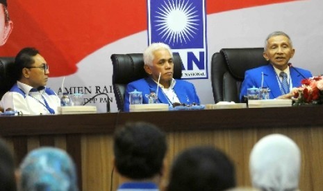 Ketua DPP PAN Zulkifli Hasan, Ketua Umum PAN Hatta Rajasa, dan Ketua MPP PAN Amien Rais (dari kiri ke kanan).