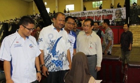 Ketua DPP PARRA Indonesia, Rusli Halim Fadli (kiri), meninjau Try Out Akbar 2012 di kota Medan, Ahad (8/4).