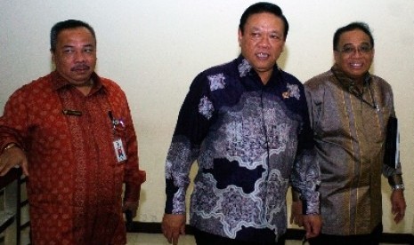 Ketua DPP Partai Gokar kubu Agung Laksono, Leo Nababan (kiri).