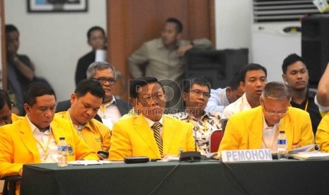  Ketua DPP Partai Golkar hasil Munas Ancol, Agung Laksono mengikuti Sidang Mahkamah Partai Golkar di Kantor DPP Golkar, Slipi, Jakarta Barat, Rabu (25/2). (Republika/Agung Supriyanto)