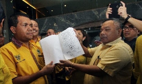 Ketua DPP Partai Golkar hasil Munas Ancol, Leo Nababan (kanan).