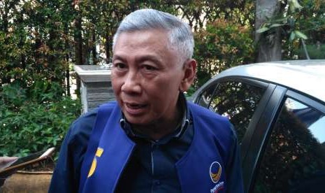 Ketua DPP Partai Nasdem Effendy Choirie berbicara kepada wartawan di Kantor DPP Partai Nasdem, Jakarta Pusat, Selasa (11/9).