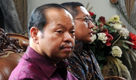  Ketua DPP PD Sutan Bhatoegana (kiri) didampingi Ketua Umum PD Anas Urbaningrum memenuhi janjinya mendatangi keluarga mantan Presiden Abdurrahman Wahid untuk meminta maaf di Ciganjur, Jakarta Selatan, Kamis (29/11).  (Republika/Aditya Pradana Putra)