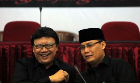 Ketua DPP PDI Perjuangan Ahmad Basarah (kanan) dan Sekjen Tjahjo Kumolo (kiri)