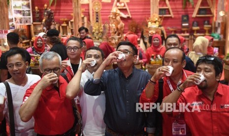 Ketua DPP PDI Perjuangan Djarot Saiful Hidayat (ketiga kanan) meminum jamu bersama sejumlah kader saat meninjau persiapan HUT ke-47 dan Rakernas I PDI Perjuangan di Jakarta, Kamis (9/1/2020).