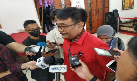 Politisi PDIP Djarot sebut Mentan dan Menteri LHK harus gentle mengundurkan diri.