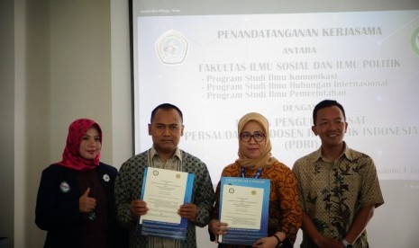 Ketua DPP PDRI, Dr Ahmad Zakiyuddin (kedua dari kiri) menunjukkan piagam MoU dengan Unikom. 