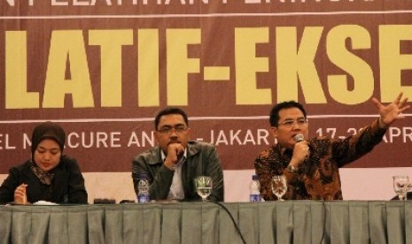  Ketua DPP PKB, Helmy Faishal Zaini (kanan) bersama Wasekjen DPP PKB Jazilul Fawaid (tengah) memberikan materi dalam seminar di Jakarta, Selasa (19/4). 