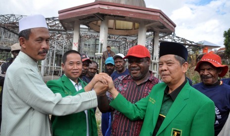 Ketua DPP PPP Ibnu Hajar Dewantara (kanan) dan Wasekjen PPP Sudarto (kedua kiri) bersama tokoh masyarakat Tolikara Pdt Marthen Jingga (kedua kanan) dan Ustad Ali Mukhtar (kiri) saling bersalaman di Karubaga, Tolikara, Papua, Kamis (23/7).