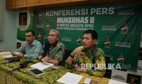 Ketua DPP PPP Iskandar Saichu (tengah), bersama Sekjen DPP PPP Achmad Mustaqim (kanan), dan Wasekjen DPP PPP Achmad Baidowi memberikan keterangan pers jelang Musyawarah Kerja Nasional (Mukernas) ke II, Jakarta, Ahad (16/7). 