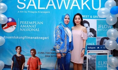 Ketua DPP PUAN Evi Marfiningsianti (kiri) bersama pemeran utama film Salawaku, Karina Salim (Kanan) dalam kegiatan nonton bareng film Salawaku di Kemang Village XXI, Jakarta