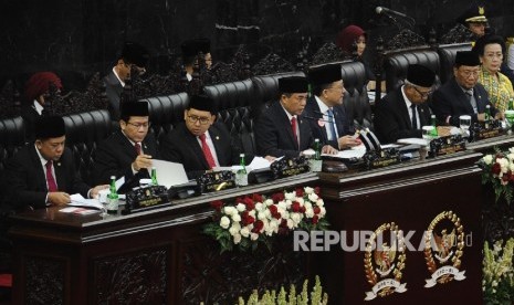 Ketua DPR Ade Komaruddin (keempat kiri) berbicara saat Sidang Tahunan MPR di Kompleks Parlemen, Senayan, Jakarta, Selasa (16/8). (Republika/Tahta Aidilla)