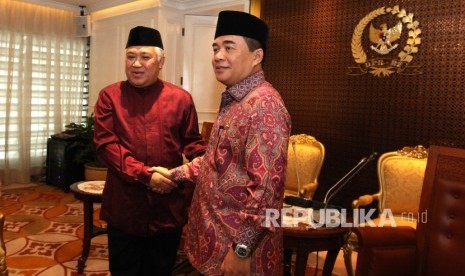  Ketua DPR Ade Komarudin (kanan) berbincang bersama Ketua Dewan Nasional Pergerakan Indonesia Maju (PIM) Din Syamsudin saat menerima kunjungan Organisasi Masyarakat PIM di Kompleks Parlemen, Jakarta, Jakarta, Jumat (20/5). (Republika/ Rakhmawaty La'lang)