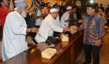 Ketua DPR Ade Komarudin (kanan) berjabat tangan dengan sejumlah anggota Gerakan Nasional Pengawal Fatwa Majelis Ulama Indonesia (GNPF MUI) sebelum pertemuan di Kompleks Parlemen, Senayan, Jakarta, Kamis (17/11). 