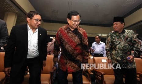 Ketua DPR Ade Komarudin (kanan), bersama Ketua Umum Pertai Gerindra Prabowo Subianto (tengah), Dan Wakil Ketua DPR Fadli Zon saat menghadiri konser Revolusi Pancasila di Kompleks Parlemen, Senayan, Kamis (26/5)