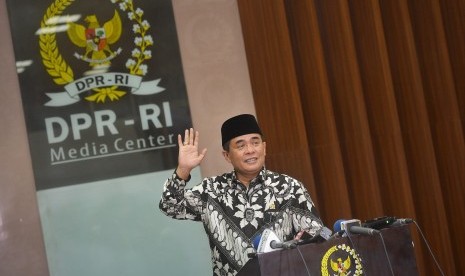 Ketua DPR Ade Komarudin melambaikan tangan saat memaparkan hasil sementara rapat pimpinan DPR RI terkait usulan pergantian Ketua DPR dari Partai Golkar di Kompleks Parlemen Senayan, Jakarta, Selasa (29/11). 