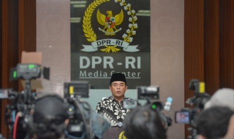 Ketua DPR Ade Komarudin memaparkan hasil sementara rapat pimpinan DPR RI terkait usulan pergantian Ketua DPR dari Partai Golkar di Kompleks Parlemen Senayan, Jakarta, Selasa (29/11).