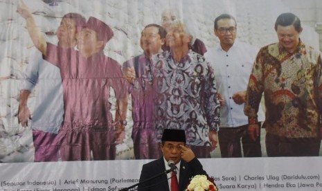 Ketua DPR Ade Komarudin menyampaikan pidato dalam pembukaan pameran foto Warna-Warni Parlemen di Kompleks Parlemen, Senayan, Jakarta, Senin (29/8). 