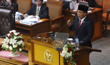 Ketua DPR Ade Komarudin menyampaikan pidato dalam Sidang Paripurna di Kompleks Parlemen, Senayan, Jakarta, Senin (29/8). 