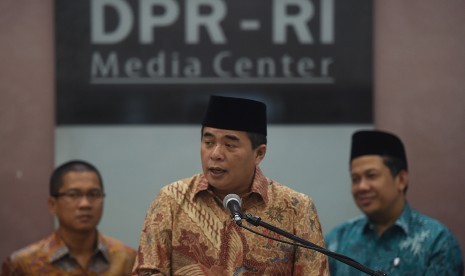 Ketua DPR Ade Komarudin (tengah)