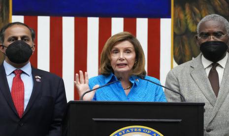 Ketua DPR AS Nancy Pelosi, tengah, dengan anggota delegasi kongresnya Raja Krishnamoorthi, R-Ill., kiri, dan Ketua Komite Urusan Luar Negeri DPR Rep. Gregory Meeks, D-N.Y., berbicara selama konferensi pers di Kedubes AS di Tokyo, Jumat, 5 Agustus 2022.