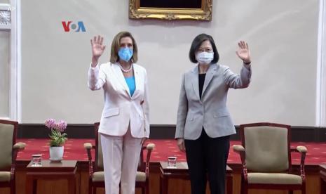 Ketua DPR AS Nancy Pelosi (kiri)