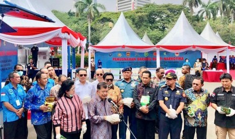 Ketua DPR Bambang Soesatyo (Bamsoet) menyaksikan pemusnahan barang bukti 2,6 ton narkoba jenis sabu bersama Wakil Presiden Jusuf Kalla di silang Monas, Jakarta, Jumat (04/05).