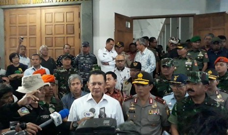 Ketua DPR Bambang Soesatyo bersama Kabareskrim Komjen Pol Ari Dono, dan Panglima TNI Marsekal Hadi Tjahjanto meninjua langsung tempat kejadian perkara di Gereja St Lidwina, Sleman, Yogyakarta, Ahad (11/2)