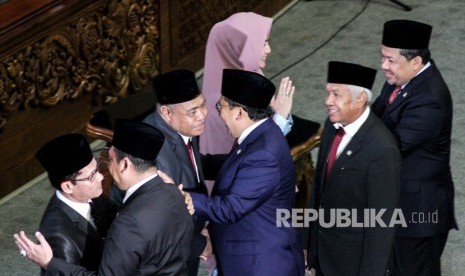 Ketua DPR Bambang Soesatyo (kedua kiri) bersama pimpinan DPR lainnya memberikan selamat kepada tiga orang anggota dewan Penggantian Antarwaktu (PAW) setelah dilantik pada Rapat Paripurna DPR di Kompleks Parlemen Senayan, Jakarta, Rabu (13/2/2019). 