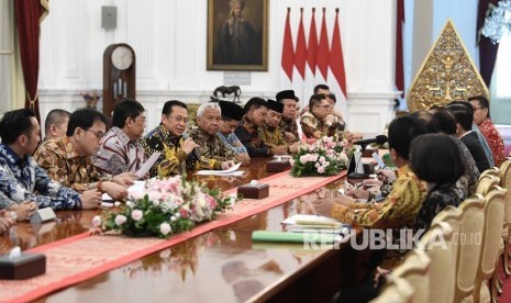 Ketua DPR Bambang Soesatyo (kelima kiri) bersama pimpinan DPR dan fraksi beraudiensi dengan Presiden Joko Widodo di Istana Merdeka, Jakarta, Senin (23/9/2019). 