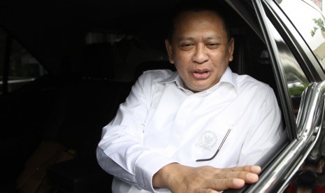 Ketua DPR Bambang Soesatyo menaiki mobil seusai menjalani pemeriksaan di gedung KPK Jakarta, Jumat (8/6). Bambang Soesatyo diperiksa untuk tersangka Irvanto Hendra Pambudi dan Made Oka Masagung terkait pengembangan dugaan korupsi pengadaan KTP elektronik.