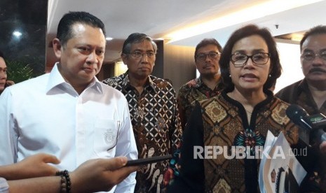 Ketua DPR Bambang Soesatyo menerima kunjungan dari Menteri Keuangan Sri Mulyani di Komplek Parlemen, Senayan, Jakarta pada Selasa (6/2) siang.