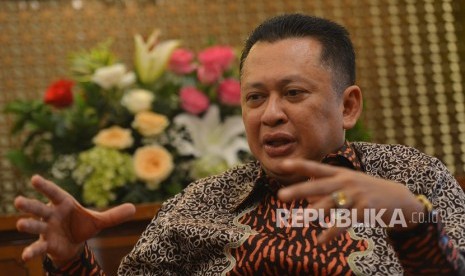 Ketua DPR Bambang Soesatyo menjawab pertanyaan saat wawancara khusus dengan LKBN ANTARA di Kompleks Parlemen, Senayan, Jakarta, Selasa (16/1). 