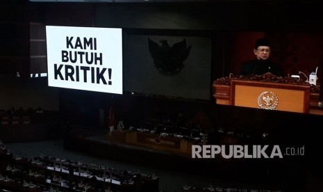 Ketua DPR, Bambang Soesatyo menyampaikan pidato penutupan masa sidang dalam rapat paripurna, Komplek Parlemen Senayan, Jakarta, Rabu (14/2). 