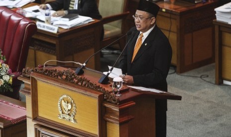 Ketua DPR Bambang Soesatyo menyampaikan pidato penutupan masa sidang pada Rapat Paripurna DPR di Kompleks Parlemen Senayan, Jakarta, Kamis (26/7).