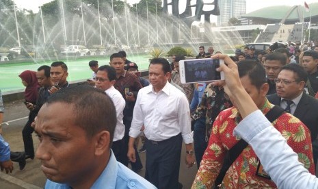 Ketua DPR Bambang Soesatyo saat hendak menemui kerumunan mahasiswa di sekitaran Kompleks Parlemen, Senayan, Jakarta, Selasa (24/9).