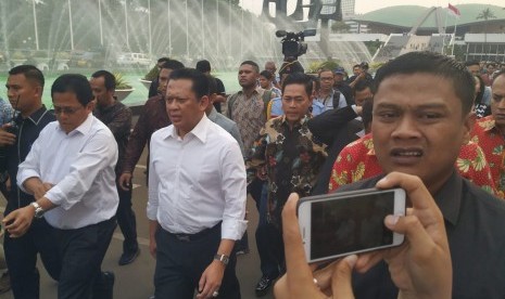 Ketua DPR Bambang Soesatyo saat hendak menemui kerumunan mahasiswa di sekitaran Kompleks Parlemen, Senayan, Jakarta, Selasa (24/9).