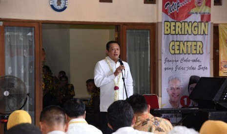 Ketua DPR Bambang Soesatyo saat memberikan arahan kepada pengurus dan relawan Beringin Center untuk Pemenangan Pasangan Calon Gubernur Jawa Tengah Ganjar Pranowo-Taj Yasin di Solo, Rabu (21/3).