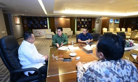 Ketua DPR Bambang Soesatyo usai menerima kunjungan Ketua Indonesia Asian Games 2018 Organizing Committee (INASGOC), Erick Thohir di Komplek Parlemen Senayan, Jakarta, Selasa (26/6).